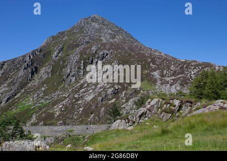 Pen Yr Ole Wen Berg mit der A5 Straße im Snowdonia National Park, Nordwales. An einem Sommertag mit blauem Himmel Stockfoto