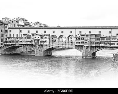 Die berühmte Vecchio-Brücke in Florenz über den Fluss Arno heißt Ponte Vecchio Stockfoto