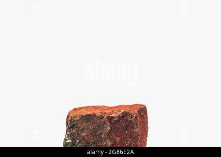 Ein einzelner quadratischer Felsen für ein Produktdisplay, zeigt die obere Kante und die Vorderseite des Blocks, mit einer rauhen, würzigen Textur White isolierter Hintergrund. Stockfoto