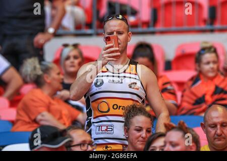 London, Großbritannien. Juli 2021. Castleford Tigers Fans in Wembley vor dem Finale des Betfred Challenge Cup am 7/17/2021. (Foto von Mark Cosgrove/News Images/Sipa USA) Quelle: SIPA USA/Alamy Live News Quelle: SIPA USA/Alamy Live News Stockfoto