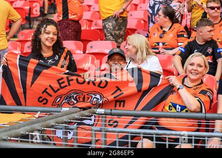 London, Großbritannien. Juli 2021. Castleford Tigers Fans in Wembley vor dem Finale des Betfred Challenge Cup am 7/17/2021. (Foto von Mark Cosgrove/News Images/Sipa USA) Quelle: SIPA USA/Alamy Live News Quelle: SIPA USA/Alamy Live News Stockfoto