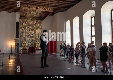 Hamlet Live-Performance auf Schloss Kronborg - Schauspieler spielt Hamlet in der berühmten Schädelszene - Helsingor, Dänemark Stockfoto