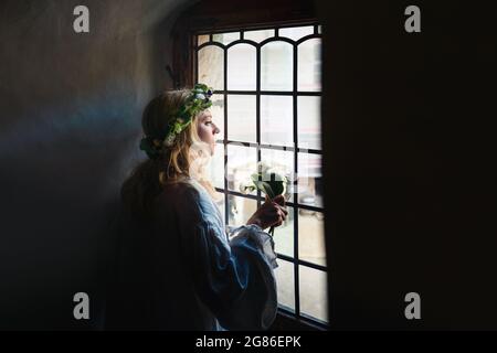 Hamlet Live-Performance auf Schloss Kronborg, wo das Shakespeare-Stück stattfindet - Schauspielerin spielt Ophelia - Helsingor, Dänemark Stockfoto