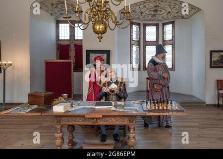 Hamlet Live-Performance auf Schloss Kronborg, wo das Shakespeare-Stück stattfindet - König Claudius, Königin Gertrude und Polonius - Helsingor, Dänemark Stockfoto