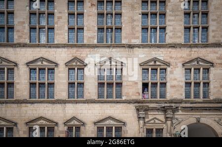 Hamlet Live-Performance auf Schloss Kronborg, wo das Shakespeare-Stück stattfindet - Polonius blickt ins Fenster - Helsingor, Dänemark Stockfoto