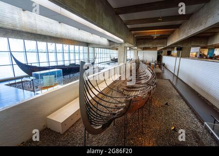 Wikingerschiff Skuldelev 2 im Wikingerschiffmuseum Innenraum - Roskilde, Dänemark Stockfoto