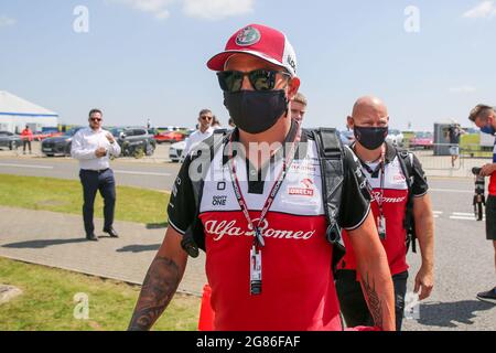 Silverstone Circuit, 16. Juli 2021 Kimi Räikkönen (FIN), Alfa Romeo C41 erreicht die Rennstrecke vor dem FORMEL 1 PIRELLI BRITISH GRAND PRIX in Silverstone, Großbritannien Stockfoto