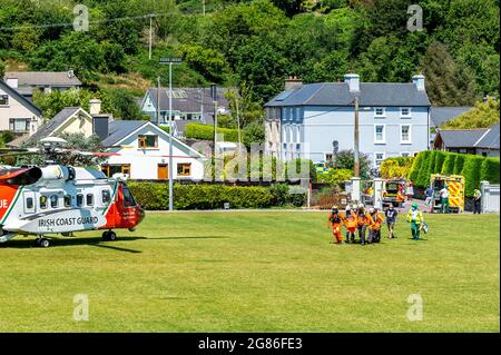 Rossarbery, West Cork, Irland. Juli 2021. Der Hubschrauber der irischen Küstenwache, Rescue 116, hat heute Nachmittag einen Patienten vom Rossarbery GAA Club zum Flughafen Cork und dann zum Cork University Hospital gebracht. Es wird angenommen, dass ein junger Schwimmer Schwierigkeiten beim Schwimmen in Mill Cove in der Nähe von Rosscarbery hatte. An der Operation waren Gardai, der Rettungsdienst, Critical Care und Einheiten der irischen Küstenwache beteiligt. Quelle: AG News/Alamy Live News Stockfoto