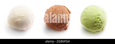 Set aus verschiedenen Eisschaufeln oder Kugeln isoliert auf weißem Hintergrund, Draufsicht. Geschmack: Vanille, Schokolade, Pistazien Stockfoto