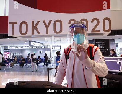 Tokio, Japan. Juli 2021. Jia Xiuquan, Chefcoach der chinesischen Fußballnationalmannschaft der Frauen, kommt am 17. Juli 2021 auf dem Flughafen Narita in Tokio, Japan, an. Einige Mitglieder der chinesischen olympischen Delegation kamen am Samstag in Tokio an. Quelle: Cao Can/Xinhua/Alamy Live News Stockfoto