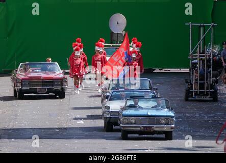 Eine Ansicht einer Parade-Szene, die auf der St. Vincent Street im Stadtzentrum von Glasgow während der Dreharbeiten für den vermutlich neuen Indiana Jones 5-Film mit Harrison Ford gedreht wurde. Bilddatum: Samstag, 17. Juli 2021. Stockfoto