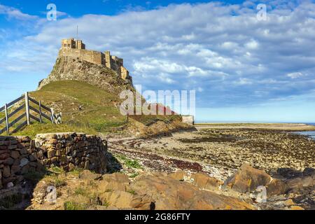 Lindisfarne Schloß auf Holy Island vor der Küste von Northumberland im Nordosten von England. Stockfoto