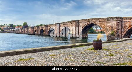 Berwick Bridge (Old Bridge), erbaut 1634, die älteste von drei Brücken, die den Fluss Tweed in Berwick-upon-Tweed, Northumberland, England, Großbritannien, überspannt Stockfoto