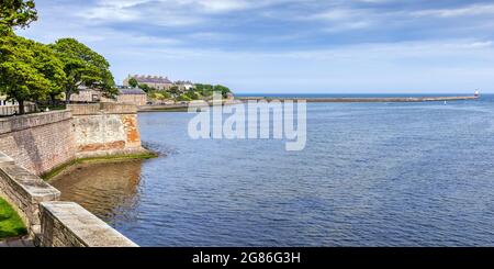 Berwick Pier und Leuchtturm an der Mündung des Flusses Tweed in Berwick-upon-Tweed, Northumberland, von der Stadtmauer aufgenommen. Stockfoto