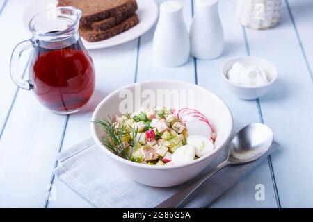 Okroshka mit Kvass und Wurst. Traditionelle klassische kalte russische Suppe. Nahaufnahme. Stockfoto