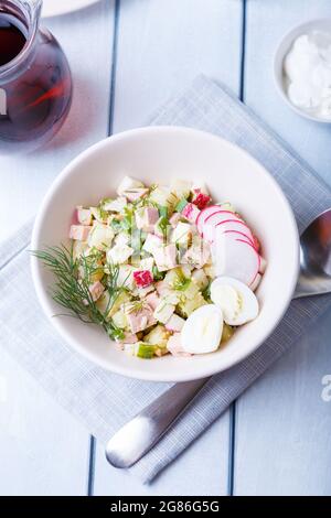 Okroshka mit Kvass und Wurst. Traditionelle klassische kalte russische Suppe. Nahaufnahme. Stockfoto