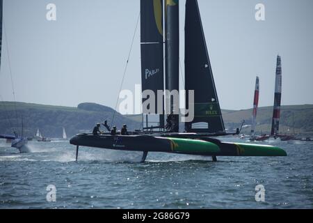 Plymouth, Großbritannien. 17.. Juli 2021. Tag 1 der SailGP Veranstaltung, die an diesem Wochenende in Plymouth stattfindet. An diesem Wochenende wird Paul Goodison als Ben Ainslie, der erfolgreichste olympische Segler aller Zeiten, die Zeit für die Geburt seines neuen Sohnes nehmen. Das britische SailGP-Team besteht aus einigen der besten Sporttalente des Landes mit olympischen Medaillen in verschiedenen Sportarten. Kredit: Julian Kemp/Alamy Live Nachrichten Stockfoto