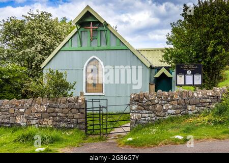 Die ungewöhnliche Wellblechkirche St. Mary liegt an der Straße zwischen High Newton-by-the-Sea und Low Newton-by-the-Sea in Northumberland. Stockfoto