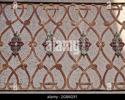 Ein prächtiges Geländer aus Gusseisen im Jugendstil Stockfoto