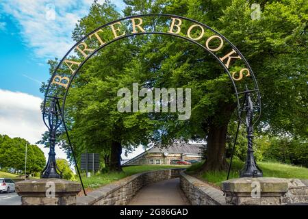 Der gewölbte Eingang zu Barter Books, einem ehemaligen Bahnhof und einer der größten Antiquariate in Großbritannien, in Alnwick, Northumberland, Großbritannien Stockfoto