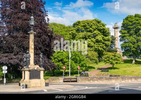 Denkmalgeschütztes Kriegsdenkmal der Klasse 2 in Alnwick in Northumberland, mit der Percy Tenantry Column im Hintergrund. Stockfoto