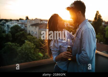 Fröhliche fröhliche Paar Spaß zusammen auf Datum im Freien Stockfoto