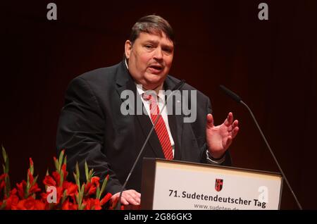 München, Deutschland. Juli 2021. Bernd Posselt, Sprecher der sudetendeutschen Volksgruppe, spricht beim Sudetendeutschen Tag. Quelle: Karl-Josef Hildenbrand/dpa/Alamy Live News Stockfoto