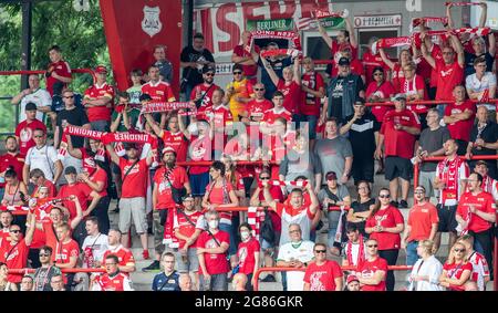 Berlin, Deutschland. Juli 2021. Fußball: Testspiele, 1. FC Union Berlin - Dynamo Dresden, Stadion an der Alten Försterei. Union Berlin-Fans singen mit Tüchern auf den Tribünen. Quelle: Andreas Gora/dpa/Alamy Live News Stockfoto