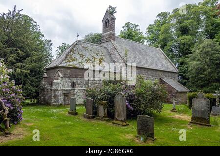 Die Holy Trinity Church in Old Bewick, Northumberland, ist eine abgeschiedene Kirche aus dem 12. Jahrhundert, die isoliert am Ende einer einspurigen Straße steht. Stockfoto