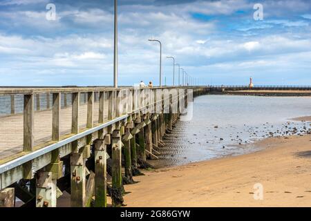 Leuchtturm am Eingang zum Hafen von Amble am Ende des Pier im Süden von Amble, Northumberland, England, Großbritannien Stockfoto