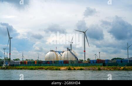Gas- und Elektrizitätswerk auf dem Albert-Kanal, Belgien Stockfoto