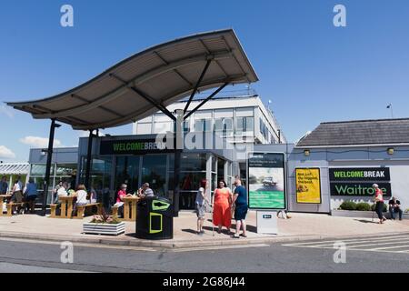 Welcome Break Service Station an einem hellen sonnigen Tag im M6 Charnock Richard, UK, Stockfoto