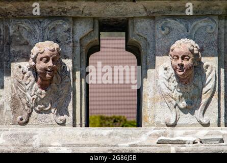 Engelsporträts schmücken die Mariensäule auf dem Land, Tschechische republik Stockfoto