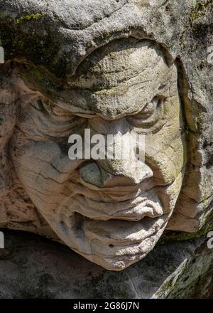 NORDBÖHMEN, TSCHECHIEN, JUNI 06 2021, gruseliger Kopf in den Fels gehauen. Stockfoto