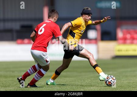 Crewe, Großbritannien. Juli 2021. Raul Jimenez von Wolverhampton Wanderers. Und Luke Offord von Crewe Alexandra während des Vorsaison-Freundschaftsspiel zwischen Crewe Alexandra und Wolverhampton Wanderers am 17. Juli 2021 im Alexandra Stadium in Crewe, England. (Foto von Daniel Chesterton/phcimages.com) Quelle: PHC Images/Alamy Live News Stockfoto