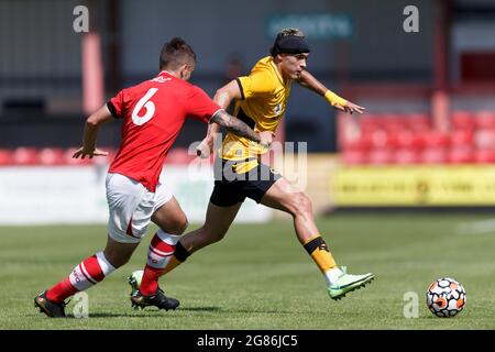 Crewe, Großbritannien. Juli 2021. Raul Jimenez von Wolverhampton Wanderers. Und Luke Offord von Crewe Alexandra während des Vorsaison-Freundschaftsspiel zwischen Crewe Alexandra und Wolverhampton Wanderers am 17. Juli 2021 im Alexandra Stadium in Crewe, England. (Foto von Daniel Chesterton/phcimages.com) Quelle: PHC Images/Alamy Live News Stockfoto