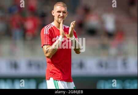 Berlin, Deutschland. Juli 2021. Fußball: Testspiele, 1. FC Union Berlin - Dynamo Dresden, Stadion an der Alten Försterei. Der Berliner Robert Andrich dankt den Fans nach dem Spiel. Quelle: Andreas Gora/dpa/Alamy Live News Stockfoto