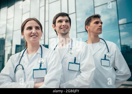 Gruppe von Ärzten, die zusammen stehen und nach vorne schauen. Stockfoto