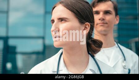Nahaufnahme. Porträt einer selbstbewussten jungen Ärztin. Stockfoto