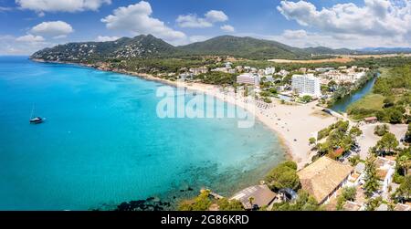 Luftaufnahme der Bucht von Canyamel auf den Mallorca-Inseln, Spanien Stockfoto