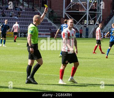 Edinburgh, Großbritannien. Juli 2021. Vor der Saison freundlich - im Herzen von Midlothian / Sunderland AFC. Tynecastle Park, Edinburgh, Midlothian, Großbritannien. Januar 2021. Hearts spielen Gastgeber der englischen Liga 1, Sunderland, in einer Vorsaison freundlich im Tynecastle Park, Edinburgh. Bild zeigt: Aiden McGeady, Mittelfeldspieler von Sunderland, wird vom Schiedsrichter Steven McLean wegen eines schlechten Fouls gebucht. Kredit: Ian Jacobs/Alamy Live Nachrichten Kredit: Ian Jacobs/Alamy Live Nachrichten Stockfoto