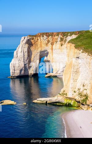 Der Bogen der Manneporte-Klippe und der Strand von Valaine in Etretat, Normandie, eine beliebte Küstenstadt, die für ihre Kreidefelsen bekannt ist. Stockfoto