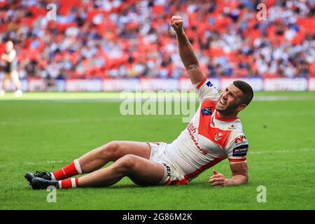 Joel Thompson (11) von St. Helens fordert Physio Stockfoto