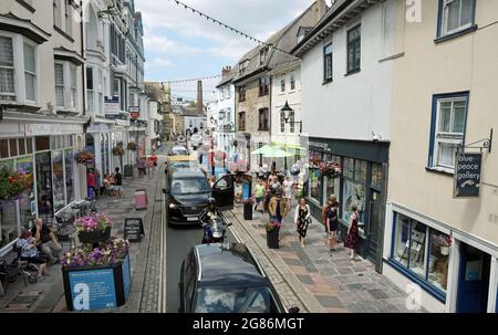 Southside Strret auf Plymouth historischem Barbican, der Heimat des weltberühmten Plymouth Gin, der mit der Lockdown-Zeit ein Comeback feiert. Stockfoto