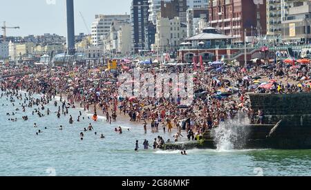 Brighton, Großbritannien. 17. Juli 2021 - Brighton Beach und Seafront sind voll, wenn Tausende an die Küste strömen, um das heiße, sonnige Wetter zu genießen. Für das Wochenende wird eine Hitzewelle in ganz Großbritannien prognostiziert, wobei die Temperaturen in einigen Gebieten voraussichtlich über 30 Grad Celsius erreichen werden : Credit Simon Dack / Alamy Live News Stockfoto