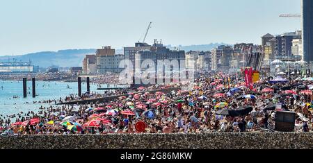 Brighton, Großbritannien. 17. Juli 2021 - Brighton Beach und Seafront sind voll, wenn Tausende an die Küste strömen, um das heiße, sonnige Wetter zu genießen. Für das Wochenende wird eine Hitzewelle in ganz Großbritannien prognostiziert, wobei die Temperaturen in einigen Gebieten voraussichtlich über 30 Grad Celsius erreichen werden : Credit Simon Dack / Alamy Live News Stockfoto