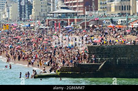 Brighton, Großbritannien. 17. Juli 2021 - Brighton Beach und Seafront sind voll, wenn Tausende an die Küste strömen, um das heiße, sonnige Wetter zu genießen. Für das Wochenende wird eine Hitzewelle in ganz Großbritannien prognostiziert, wobei die Temperaturen in einigen Gebieten voraussichtlich über 30 Grad Celsius erreichen werden : Credit Simon Dack / Alamy Live News Stockfoto