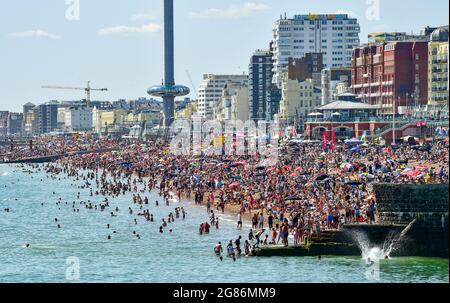 Brighton, Großbritannien. 17. Juli 2021 - Brighton Beach und Seafront sind voll, wenn Tausende an die Küste strömen, um das heiße, sonnige Wetter zu genießen. Für das Wochenende wird eine Hitzewelle in ganz Großbritannien prognostiziert, wobei die Temperaturen in einigen Gebieten voraussichtlich über 30 Grad Celsius erreichen werden : Credit Simon Dack / Alamy Live News Stockfoto