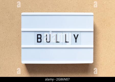 Weißer Leuchtkasten mit Wortbulle auf Holzhintergrund Stockfoto