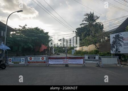 Badung, Bali, Indonesien. Juli 2021. Eine Zufahrtsstraße zum Strand von Legian war blockiert, da der Strand für die Öffentlichkeit gesperrt war. Neuester Zustand von Bali als internationales Tourismusziel. Die indonesische Regierung wird die Implementierung von Java und Bali Emergency Community Activities Restriction (PPKM) bis zum 31. Juli 2021 ausweiten, um massive Covid-19-Überspannungen zu reduzieren. (Bild: © Dicky BisinglasiZUMA Press Wire) Stockfoto